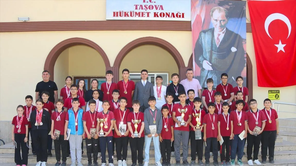 KAYMAKAMIMIZ SALİH KARTAL DERECE YAPAN SPORCULARIMIZI TEBRİK ETTİ