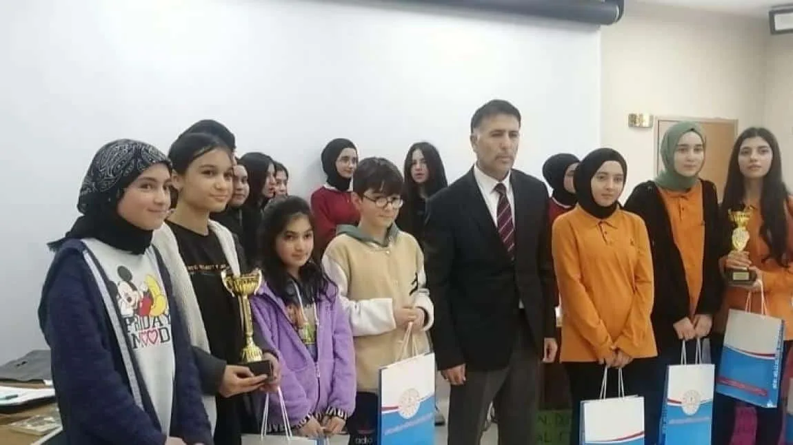 MÜNAZARA YARIŞMASINDA DERECEYE GİREN ÖĞRENCİLERİMİZE ÖDÜLLERİ ŞUBE MÜDÜRÜ SELAHATTİN BİLGİÇ TARAFINDAN TAKDİM EDİLDİ