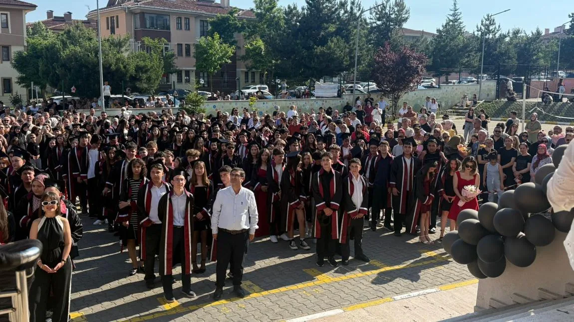 MEZUNİYET SEVİNCİ