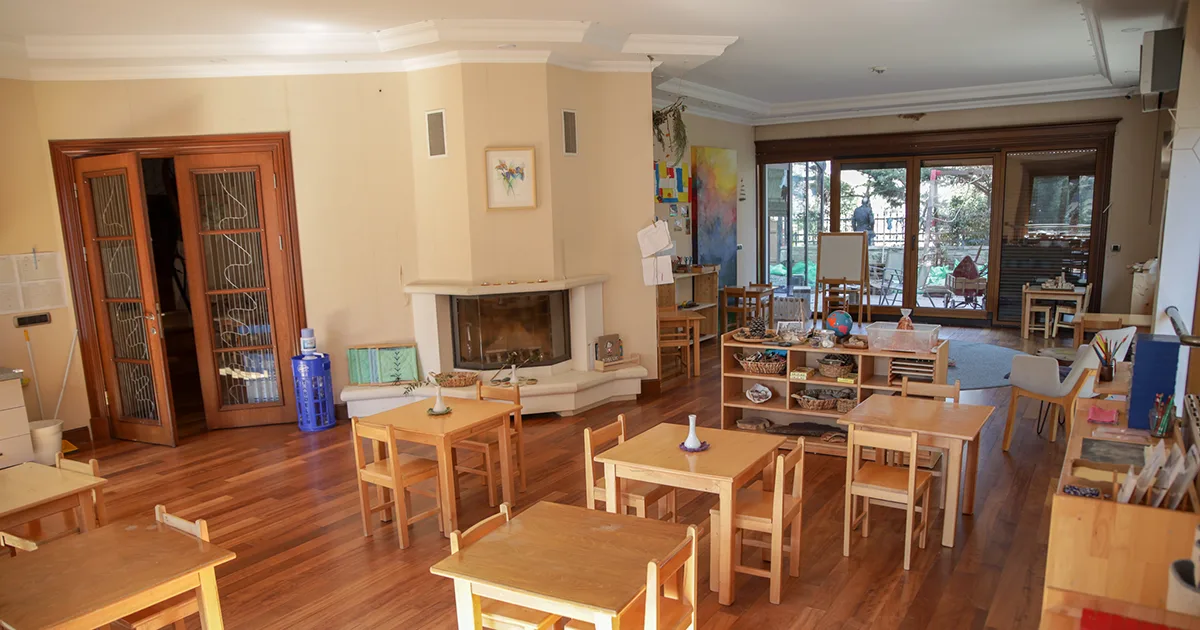 bir montessori sınıfının görüntüsü ve yerleşimi