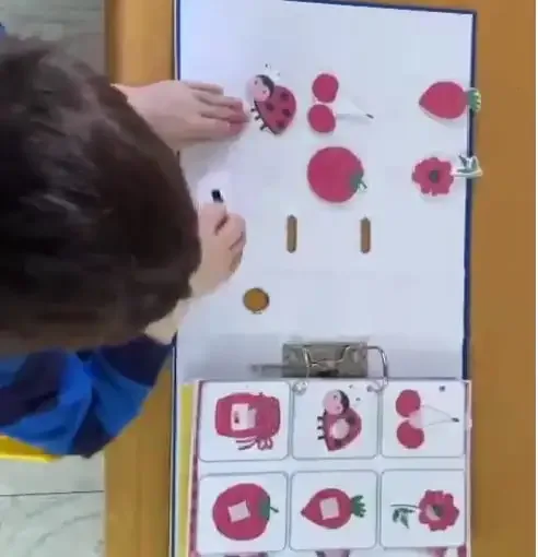 Okul öncesi tek renk eşleme etkinliği