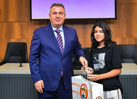 Adana Valimiz Sn. Dr. Süleyman ELBAN LGS Türkiye Birincimiz Asya ÖZKAN'ı tebrik etti