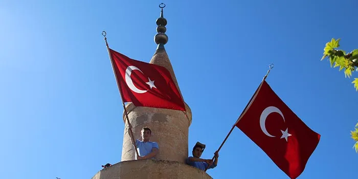 haci-naciye-ates-okullari-bayrak-minare