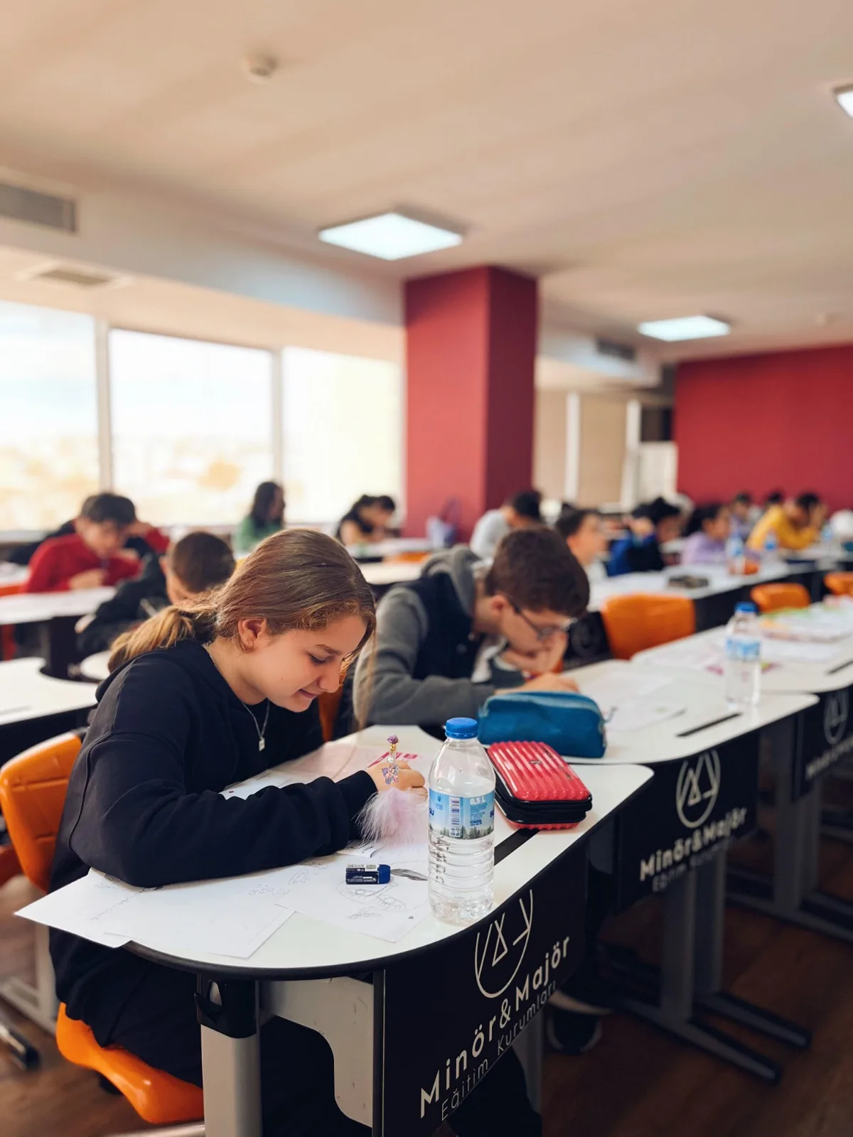 Minör & Majör sınıfında deneme sınavı çözen öğrenciler