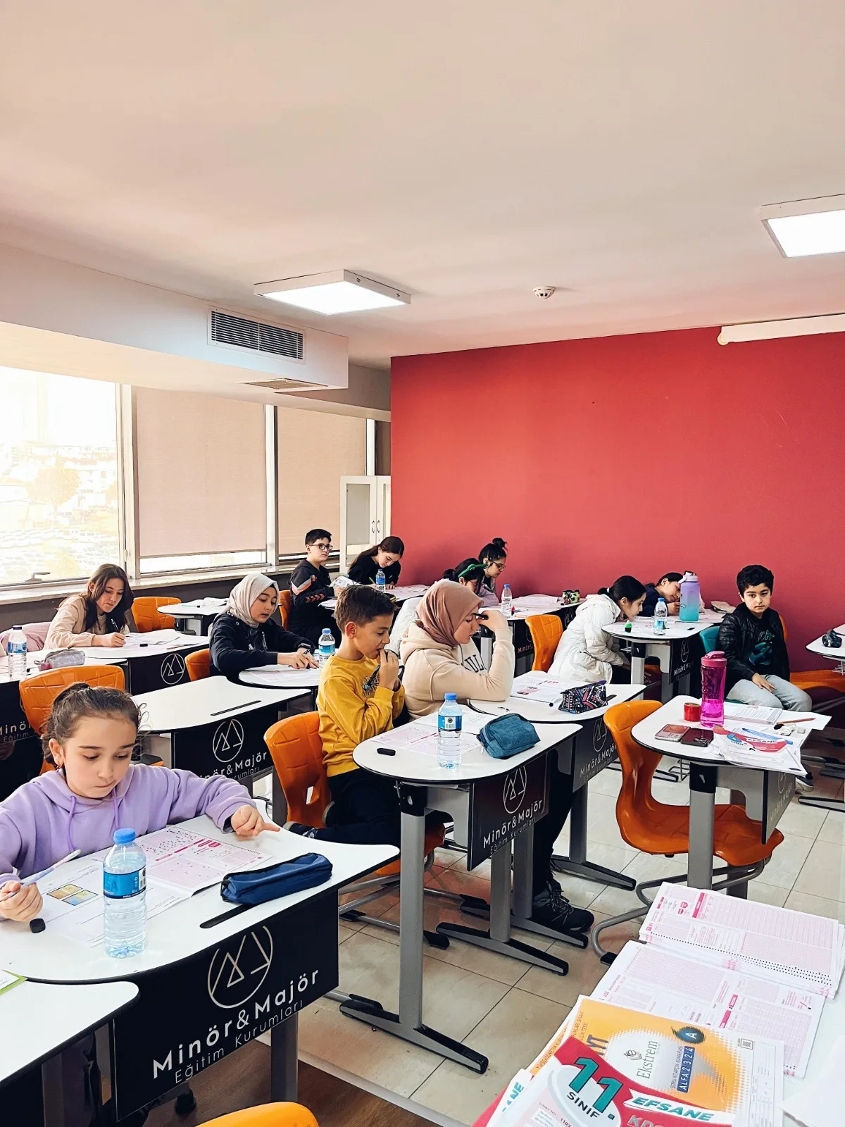 Minör & Majör sınıfında ders çalışan öğrenciler