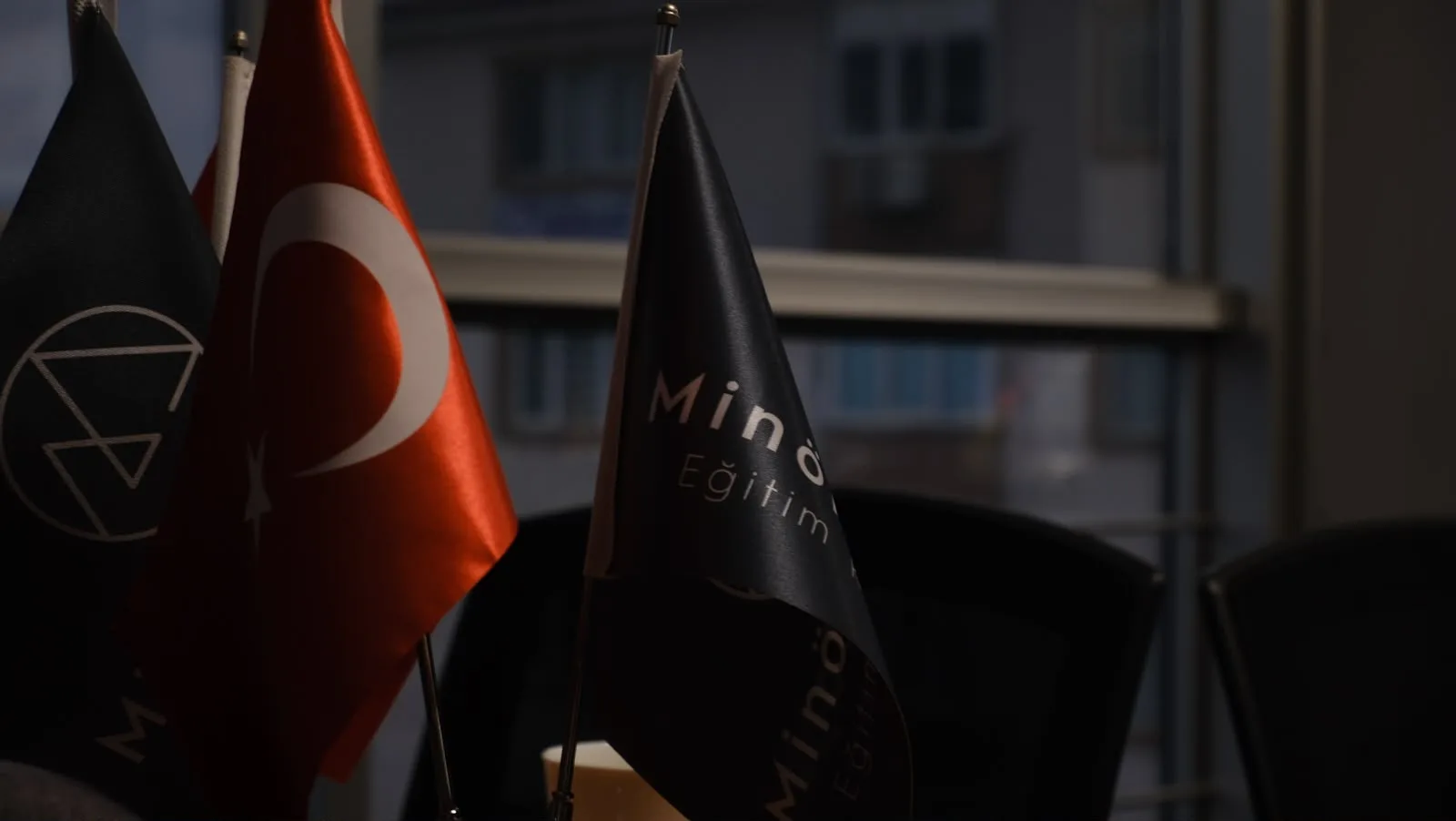 Minör & Majör Eğitim Kurumları bayrakları