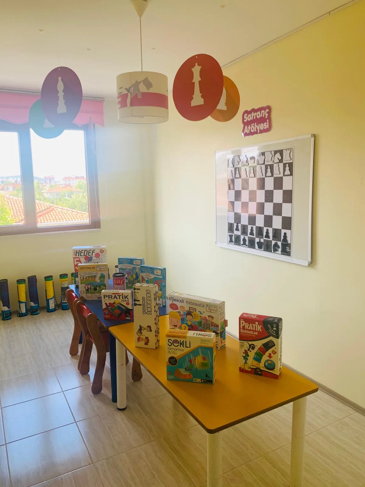 Satranç atölyesi masası ve zeka oyunları