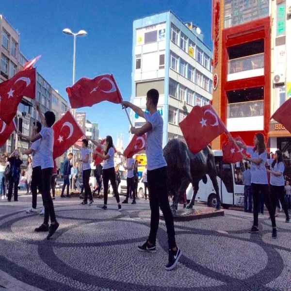 BAYRAK GOSTERİSİ
