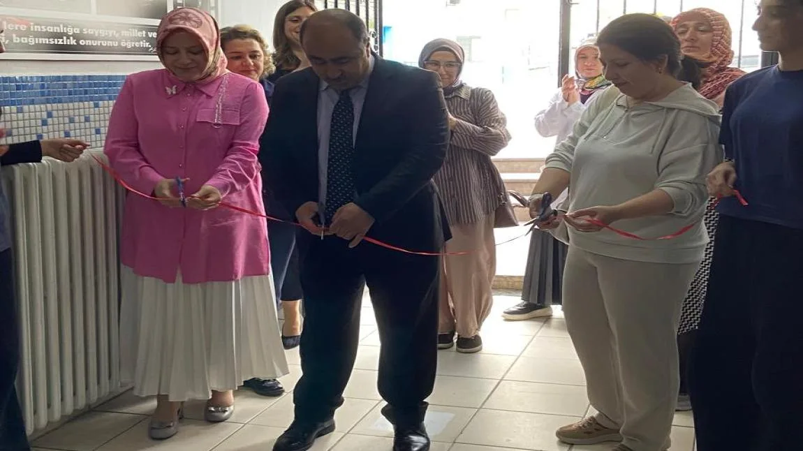 OKULUMUZDA SANAT VE TASARIM SERGİSİ YAPTIK